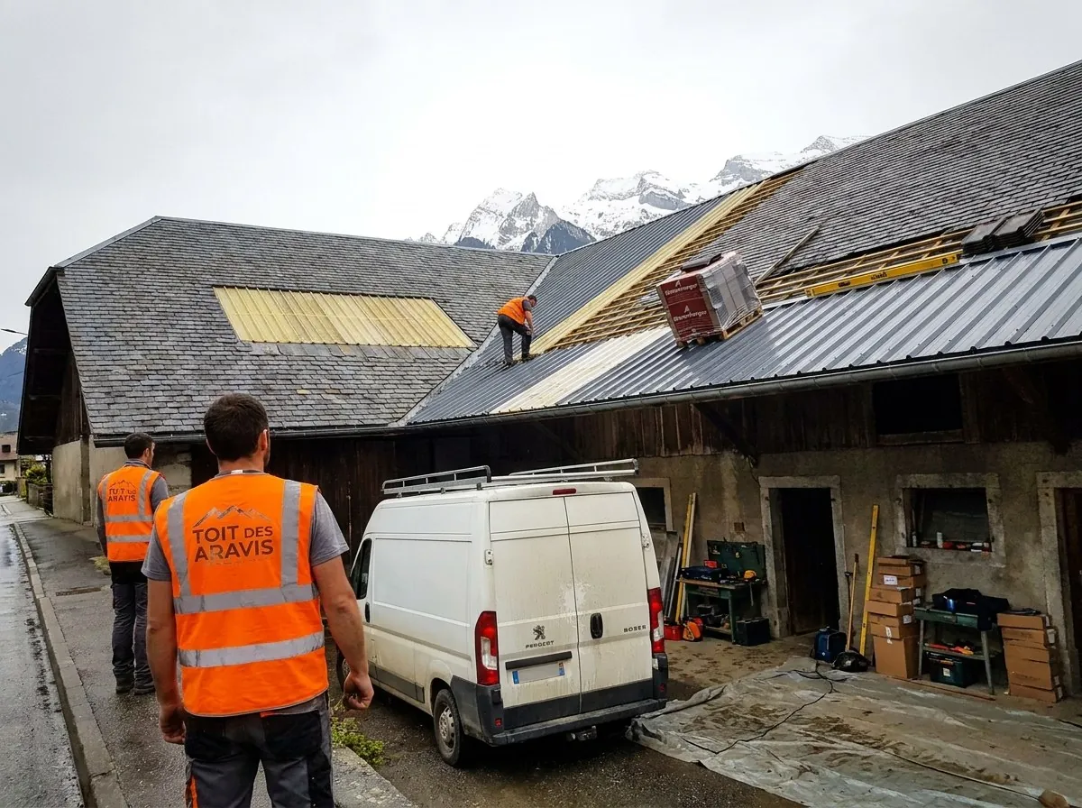 Couvreurs du Toit des Aravis sur une ferme savoyarde : pan en ardoise conservé et pose de bac acier, Aravis enneigés au fond